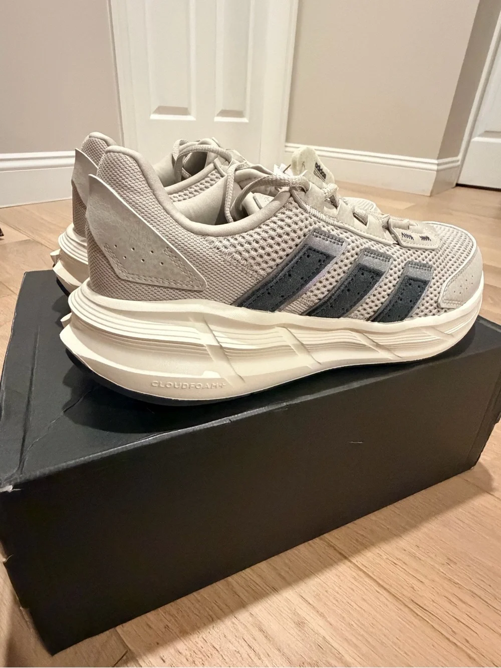 9.5M - Adidas Men’s Astrastar Light Gray Mesh Casual Sneakers with cloudfoam!!